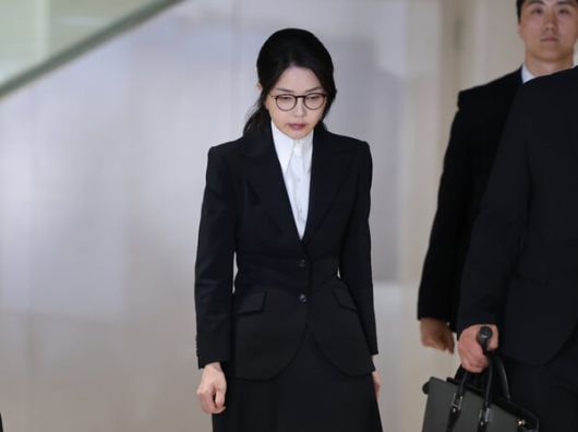 지난 6일, 서울 종로구 KT 광화문빌딩 웨스트에 마련된 김건희 특검 사무실에서 조사를 마친 김건희 여사가 걸어나오고 있다./조선DB