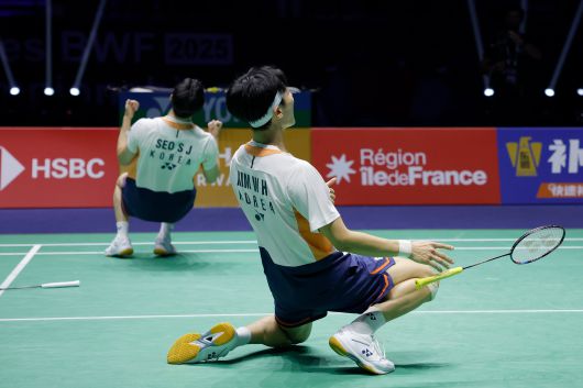 한국의 김원호-서승재가 조가 31일 프랑스 파리에서 열린  2025 세계배드민턴선수권 남자 복식 결승전에서 승리를 확정 짓고 환호하고 있다./ EPA 연합뉴스