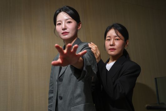 국립창극단 '심청'에서 주역 '심청'을 맡은 김율희(오른쪽)와 김우정. /장련성 기자