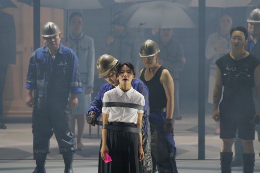 살아남기 위해 도망쳤다가 뱃사람들에게 다시 붙잡혀 온 ‘심청’(김우정)은 온몸이 칭칭 묶인 채 인당수에 산 제물로 던져지지만, 마지막 순간까지 당당하게 노래한다. 마치 ‘당신들이 눈감았던 폭력에 희생되는 나를 지켜보라’고 외치는 듯이. /전주세계소리축제