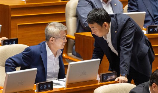 검찰정상화특위위원장을 맡은 더불어민주당 민형배 의원(왼쪽)과 민주당 법사위 간사인 김용민 의원이 지난 25일 국회에서 열린 본회의에서 대화하고 있다./연합뉴스