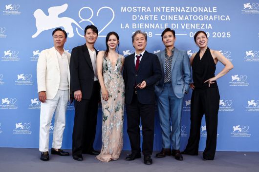 박찬욱 감독과 '어쩔수가없다' 출연 배우들이 제82회 베네치아영화제에 참석해 포즈를 취하고 있다. 왼쪽부터 이성민, 박희순, 손예진, 박 감독, 이병헌, 염혜란. /로이터 연합뉴스