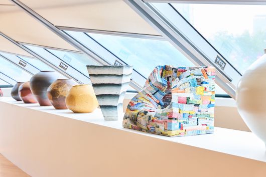 디자인 마이애미 인 시추《창작의 빛: 한국을 비추다(Illuminated: A Spotlight on Korean Design)》 전시 전경, 동대문디자인플라자 이간수문전시장, 2025. [사진 WeCAP, 서울디자인재단 제공]