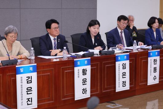 임은정 (가운데)서울동부지검장이 29일 서울 여의도 국회에서 '검찰개혁의 쟁점은 무언인가 : 국민이 바라는 검찰개혁의 속도와 방향'을 주제로 열린 검찰개혁 긴급 공청회에 참석해 토론하고 있다 . 연합뉴스