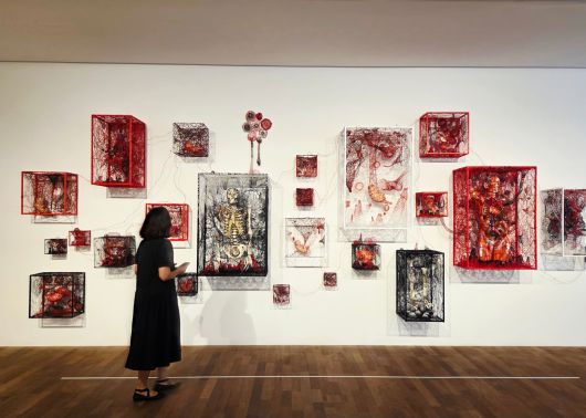 시오타 지하루의 'The Self in Others'(2024) 연작을 한 관람객이 감상하고 있다. 작가가 일본 오사카 나카노시마 미술관에서 미리 선보인 연작이다. /허윤희 기자