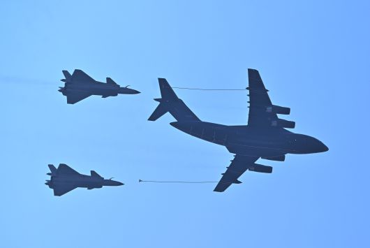 3일 베이징 천안문 광장에서 열린 승전 80주년 기념 군사 퍼레이드에서 시안 Y-20 수송기와  J-20 드래건 전투기 2대가 공중 급유 기동을 수행하고 있다./신화 연합뉴스