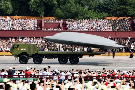 3일 중국 베이징 천안문광장에서 열린 군사퍼레이드에서 무인 전투기 편대가 지나가고 있다./신화 연합뉴스