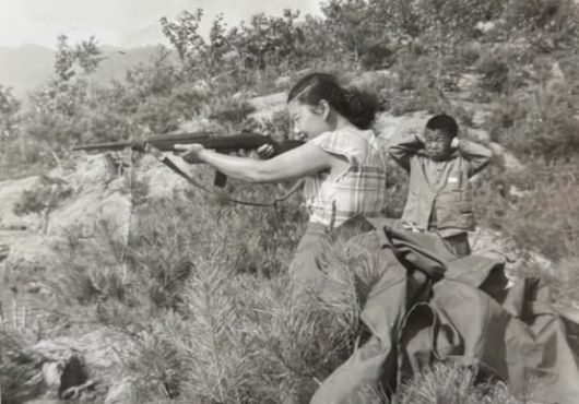 1950년대 미군과 결혼한 한국인 여성이 장총을 들고 사격 자세를 취한 모습./레딧