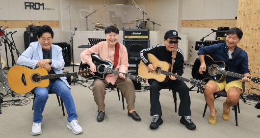 57년 만에 쎄시봉의 원년 멤버들이 공연을 가진다. 29일 서울 마포구 프롬스튜디오에서 조영남, 윤형주, 김세환, 송창식이 공연 연습을 하고 있다. /박성원 기자