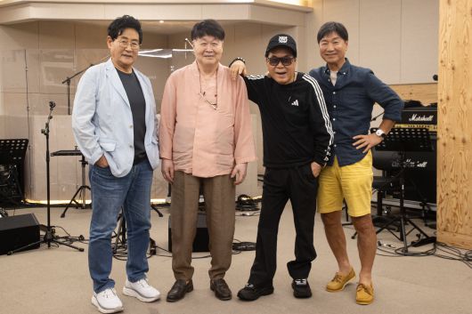 전국투어 공연을 앞둔 쎄시봉의 윤형주(왼쪽부터), 송창식, 조영남, 김세환이 29일 서울 마포구 프롬스튜디오에서 인터뷰에 앞서 포즈를 취하고 있다. /연합뉴스