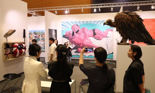 중국계 화랑 탕 컨템포러리 아트가 프리즈에 낸 부스에서 관객들이 작품을 촬영하고 있다. /고운호 기자