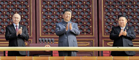 2025년 9월 3일 천안문 망루 - 김정은, 시진핑 바로 옆자리에 블라디미르 푸틴 러시아 대통령과 시진핑 중국 국가주석, 김정은 북한 국무위원장(왼쪽부터)이 3일 오전 중국 베이징 천안문 광장 망루에 나란히 서서 전승절 80주년 열병식을 지켜보고 있다. 북·중·러 정상이 한자리에 모인 것은 김정은의 할아버지 김일성이 집권하던 1959년 이후 66년 만이다. /신화 연합뉴스