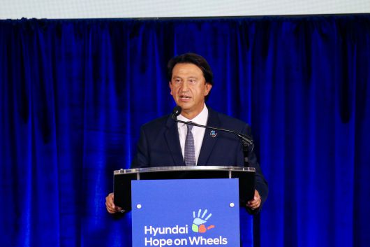 3일 미국 워싱턴 DC의 국립 대성당에서 열린 현대차 '호프 온 휠스' 27주년 기념 행사에서 호세 무뇨스 대표이사 사장이 무대에 올라 연설을 하고 있다. /워싱턴특파원단