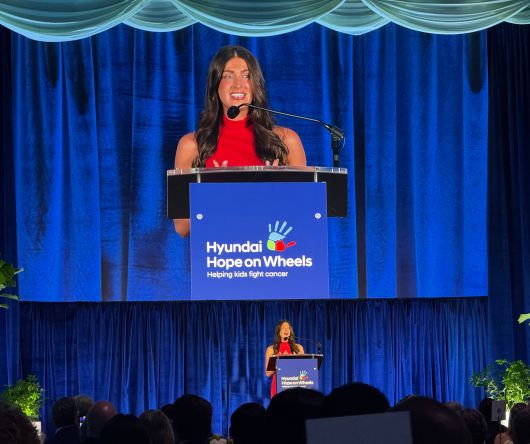 3일 미국 워싱턴 DC의 국립 대성당에서 열린 현대차 '호프 온 휠스' 27주년 기념 행사에서 소아암 생존자인 브리아나 코머포드가 무대에 올라 연설을 하고 있다. /워싱턴=김은중 특파원