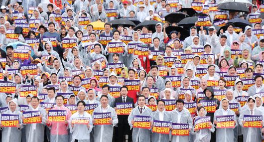 장동혁 대표를 비롯한 국민의힘 의원들과 당원들이 4일 오전 서울 여의도 국회 본청 계단에서 열린 야당말살 정치탄압 특검수사 규탄대회에서 구호를 외치고 있다./뉴스1