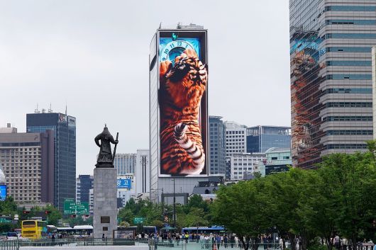 지난 4월 설치된 코리아나호텔 외벽 전광판의 모습. /종로구