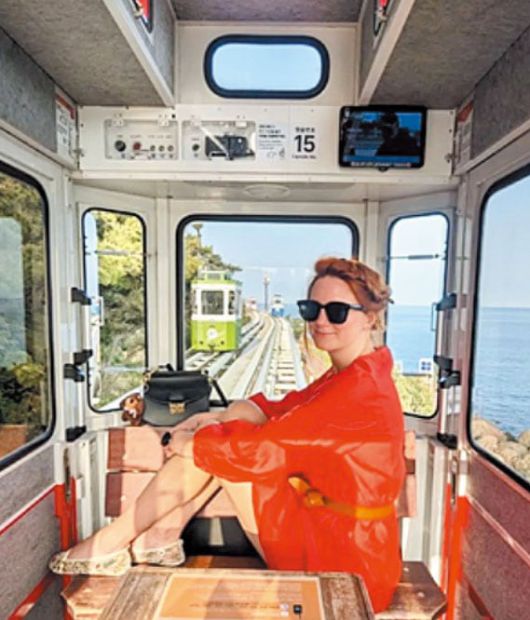 캡슐 열차에서 한 컷 - 외국인 관광객이 해변 열차 ‘스카이 캡슐’ 안에서 찍은 사진. /인스타그램