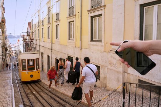 4일 운행이 중지된 포루투갈 리스본의 한 케이블전차(푸니쿨라) 노선 모습./AP 연합뉴스