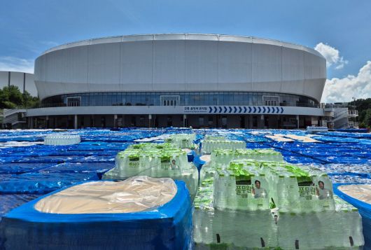 극심한 가뭄으로 재난사태가 선포된 강원 강릉을 돕기위해 전국 각지에서 보내온 생수가 3일 강릉아레나 주차장에 가득 쌓여있다. /뉴스1