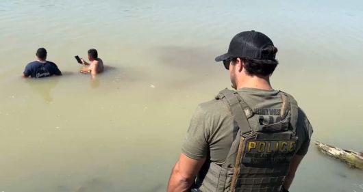 美 이민당국이 공개한 현대차-LG엔솔 이민단속 사진. 중남미계로 보이는 직원들이 연못에서 단속 요원과 대치하고 있다./ ICE