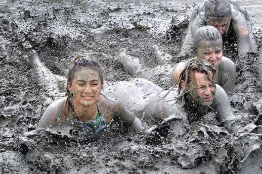 보령의 머드 축제. 1994년에 박상돈 대천시장이 우연히 TV에서 로버트 알트만 감독의 '플레이어'를 보고 아이디어를 떠올렸던 사업인데 이제는 세계인이 즐기는 보령의 상징 축제가 됐다./편성준 제공