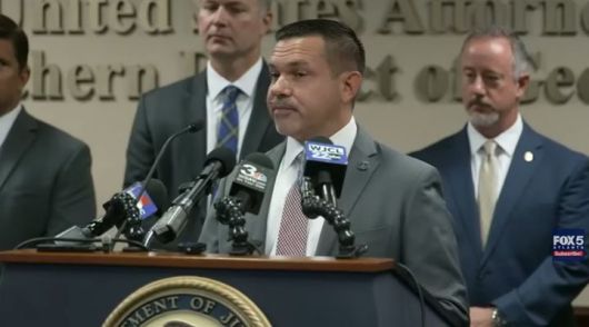 국토안보수사국(HSI) 소속 스티븐 슈랭크 조지아·앨라배마주 담당 특별수사관이 5일 오전 전날 현대차·LG에너지솔루션 합작 공장에서 벌인 불법체류자 단속과 관련해 기자회견을 하고 있다. /유튜브