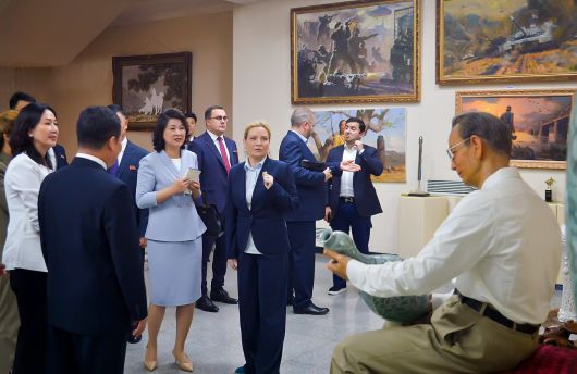 (평양 노동신문=뉴스1) = 북한 노동당 기관지 노동신문은 올가 류비모바 문화상을 단장으로 하는 러시아 문화성 대표단이 6월 30일 주체음악예술발전관 등 여러 곳을 참관했다고 보도했다. [국내에서만 사용가능. 재배포 금지. DB 금지. For Use Only in the Republic of Korea. Redistribution Prohibited] rodongphoto@news1.kr