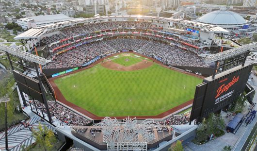 2025년 7월 대전 한화생명 볼파크에서 열린 ‘2025 신한 SOL뱅크 KBO 올스타전’에서 야구팬들이 열정적인 응원을 펼치고 있다. KBO는 12일 "대전 한화생명 볼파크에서 열리는 2025 신한 SOL뱅크 KBO 올스타전에 입장권이 매진됐다"고 발표했다. 이로써 프로야구 올스타전은 2022년부터 4년 연속 올스타전 매진을 기록하게 됐다. 2025.7.12/뉴스1