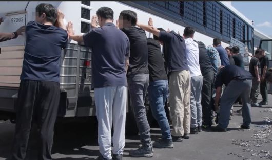 5일 미국 이민세관단속국(ICE)가 홈페이지에 공개한 조지아주 현대차와 LG에너지솔루션이 함께 건설 중인 전기차 배터리 공장 건설 현장의 단속현장, 쇠사슬로 묶고 가는 모습도 보인다./ICE홈페이지