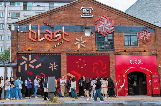 도시 재생의 성공으로 힙한 거리가 된 성수동에는 빈티지한 느낌의 붉은 벽돌 건축물이 보존돼 있다. 기업들이 앞다퉈 신제품을 선보이는 팝업의 성지로 거듭났다. /대상 제공