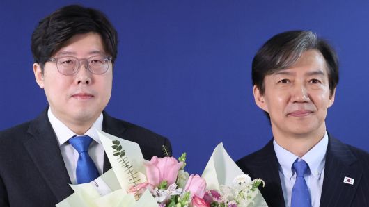 이규원 검사가 지난해 3월 11일 여의도 조국혁신당 당사에서 열린 입당 환영식에서 조국 당시 대표로부터 꽃다발을 받고 포즈를 취하고 있다. /연합뉴스