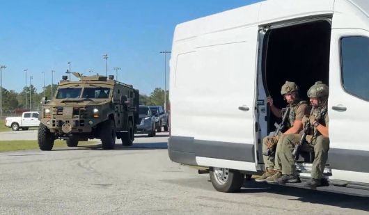 미국 국토안보부 이민세관단속국(ICE)이 2025년 9월 4일(현지 시각) 군용차와 총을 든 요원을 동원하고 미국 조지아주 현대차그룹-LG에너지솔루션 합작 배터리 공장 건설 현장으로 출동하는 모습./ICE홈페이지