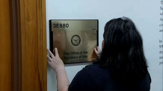 트럼프 대통령이 국방부(Department of Defense)를 ‘전쟁부(Department of War)’로 개명하는 행정명령에 서명한 뒤, 관계자가 장관실 명패를 변경해 부착하고 있다. /로이터 연합뉴스