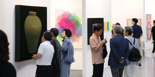 지난 3일 키아프 서울 전시장을 찾은 관람객들이 부스를 돌며 작품을 감상하고 있다. /고운호 기자