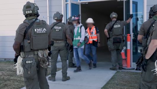 4일(현지 시각)  미이민세관단속국이 전격 단속을 실시한 미국 조지아주 현대차그룹-LG에너지솔루션 합작 배터리 공장 건설 현장에서 무장한 마약단속국(DEA) 요원들이 지켜보는 가운데 공장 직원들이 작업을 중지하고 밖으로 나오고 있다./ICE홈페이지