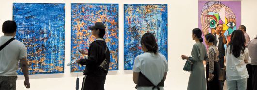 서울 코엑스에서 프리즈 서울과 키아프 서울이 공동 개막한 3일 하우저앤드워스 갤러리가 프리즈에 내놓은 마크 브래드퍼드의 3점 연작 ‘Okay, then I apologize’(2025)를 관객들이 관람하고 있다. 이 작품은 이날 450만달러(약 62억6000만원)에 판매돼 최고가를 기록했다. 브래드퍼드가 이번 프리즈를 위해 제작한 신작이다. 맨 오른쪽 작품은 조지 콘도의 ‘Purple Sunshine’으로 17억원에 팔렸다. /고운호 기자