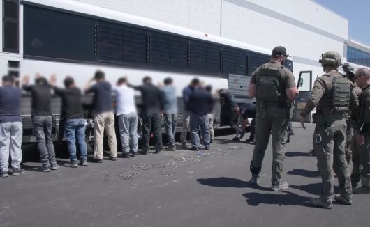 미국 국토안보부 이민세관단속국(ICE)이 지난 4일(현지시간) 미국 조지아주 현대차그룹-LG에너지솔루션의 합작 배터리 공장 건설현장을 급습해 한국인 근로자들을 체포하고 있다./ ICE 홈페이지