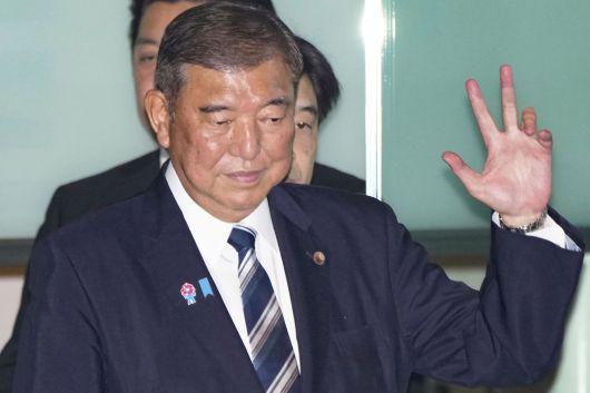 9월 7일 이사바 시게루 일본 총리가 사임발표를 하기위해 총리관저에 도착하고 있다./교도=ap연합뉴스