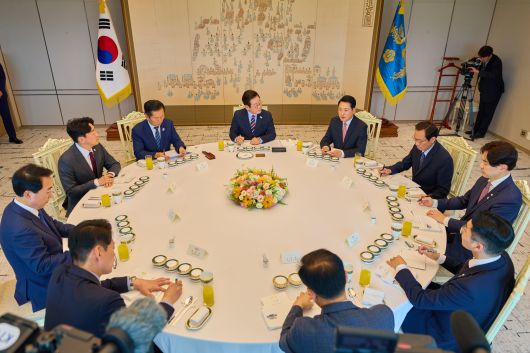 이재명 대통령이 8일 서울 용산 대통령실 청사에서 열린 여야 지도부 오찬 회동에서 장동혁 국민의힘 대표의 발언을 듣고 있다. /대통령실