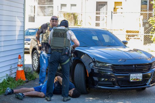 지난달 30일 미국 워싱턴에서 ICE(이민세관단속국) 요원들이 한 남성을 체포하고 있다. /AFP 연합뉴스