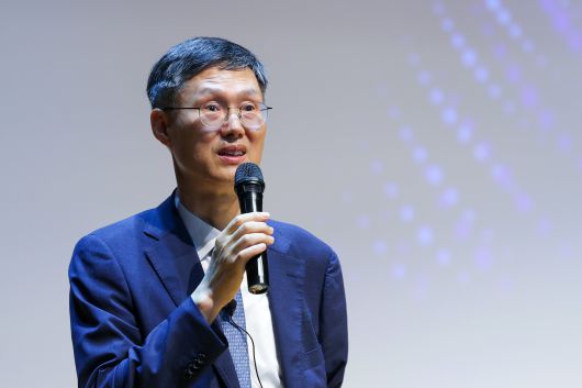 문형배 전 헌법재판소장 권한대행이 10일 오후 서울 마포구 서강대학교 성이냐시오관에서 '법률가의 길-헌법소원과 민주주의'를 주제로 특별강연을 하고 있다. /뉴스1