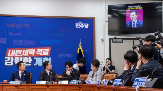 더불어민주당 정청래 대표와 김병기 원내대표, 최고위원들이 10일 국회에서 열린 최고위원회의에서 전날 정 대표 연설 영상을 보고 있다. /연합뉴스