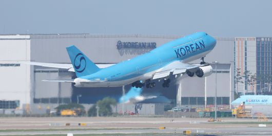 지난 4일 미국 조지아주 현대차그룹-LG에너지솔루션 배터리 합작 공장 건설 현장에서 미 당국에 체포·구금된 한국인 300여 명을 태울 대한항공 전세기가 10일 인천국제공항에서 이륙하고 있다. 구금된 한국인들은 현지 시각 10일 오전 석방돼 오후 2시 30분(한국 시각 11일 오전 3시 30분)에 애틀랜타 공항에서 전세기에 오를 예정이었지만 돌연 연기됐다./공항사진기자단