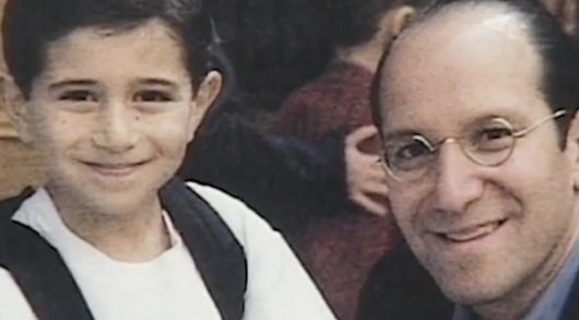 투자은행 '캔터 피츠제럴드'의 최고경영자(CEO) 시절 하워드 러트닉 상무장관(오른쪽)과 장남 카일 러트닉. 이 사진은 2001년 9월 11일 당일 촬영된 것인데, 이날 러트닉은 아들의 유치원 등원 첫 날을 함께했고 그 덕에 9·11 테러로 인한 희생을 면할 수 있었다. /X(옛 트위터)