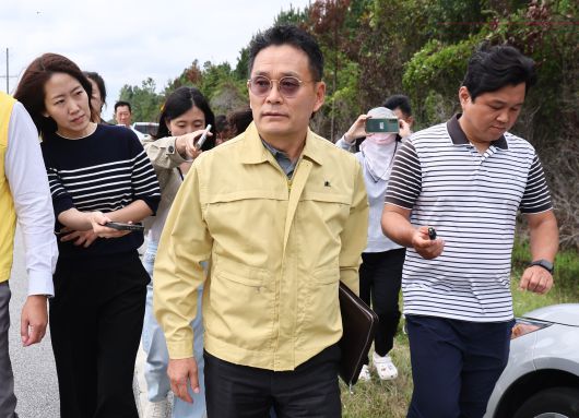 지난 8일 한국인 300여 명이 구금돼 있던 미국 조지아주 포크스턴의 이민세관단속국(ICE) 구금 시설에서 조기중 워싱턴 총영사(현장대책반장)가 기자들의 질문에 답변을 하며 이동을 하고 있다. /연합뉴스