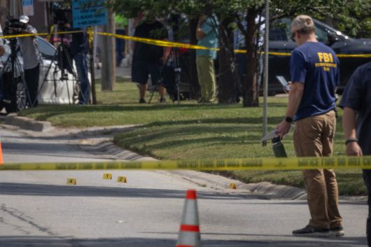 ICE 요원의 단속을 피해 달아나던 불법 체류자가 총격을 받고 사망하는 사건이 발생한 일리노이주 프랭클린 파크에서 수사관들이 증거를 수집하고 있다. /AFP 연합뉴스