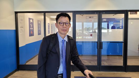 박윤주 외교부 1차관이 지난 11일 미국 조지아주 애틀랜타 공항에서 사진 촬영을 하고 있다. /연합뉴스