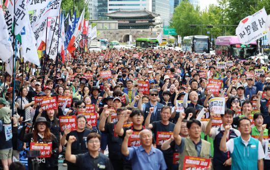 13일 오후 서울 중구 시청역 앞에서 전국민주노동조합총연맹(민노총) 조합원들이 구호를 외치고 있다./뉴스1