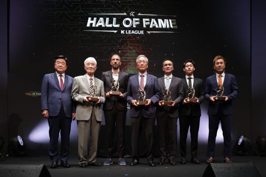 16일 서울 종로구 아산정책연구원에서 열린 K리그 명예의 전당 헌액식. 왼쪽부터 권오갑 한국프로축구연맹 총재, 김호 전 감독, 데얀, 정몽준 대한축구협회 명예회장, 김주성, 고 유상철 감독의 아들 유선우씨, 김병지/프로축구연맹