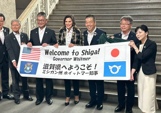 그레첸 휘트머 미시간 주지사(왼쪽에서 네번째)가 일본을 방문해 미카즈키 다이조(三日月大造) 시가현 지사(왼쪽에서 다섯번째)와 기념 촬영을 하고 있다. /X(옛 트위터)